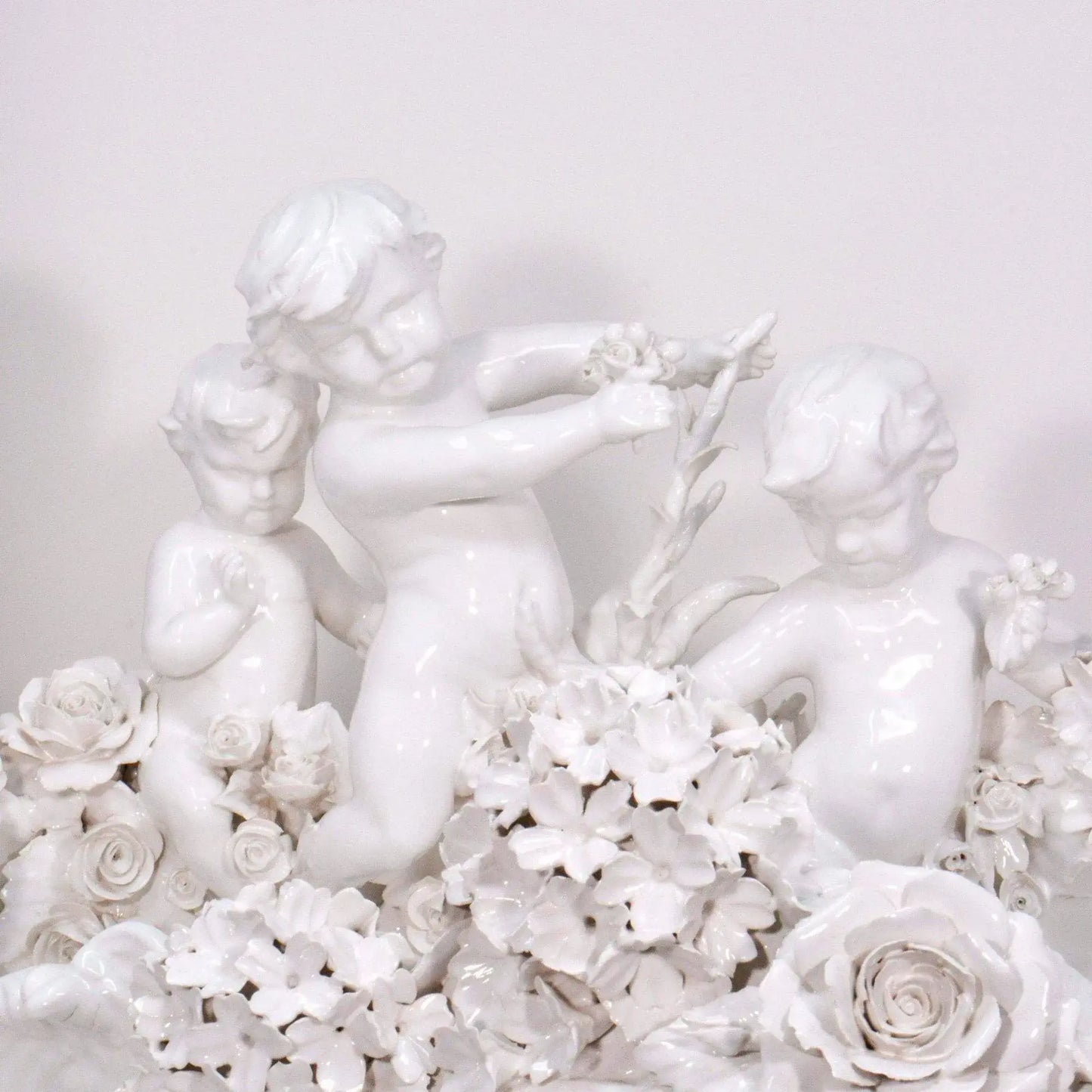 Vasca con Putti in porcellana di Capodimonte